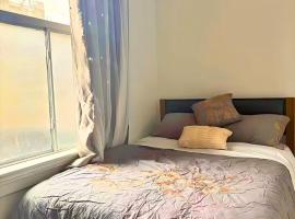 194 Bright Private BR with Ensuite on Bathurst, Hotel in Toronto