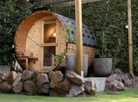 Valley View Home - Barrel Sauna, Woodfired Pizza Oven, Firepit, Kids Playset