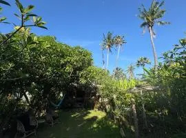 Working Nomad Oasis Amed with Private Garden, Plunge Pool & 3-Minute Walk to Melasti Beach