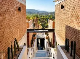 Boutique Townhouse with Palm Grove and Pool Views