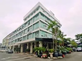 Townhouse 900 Inn