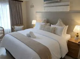Koi liv-Inn Bedfordview ll Modern Guest House Near OR Tambo