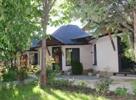 Happy Nomads - Modern Yurt Cottages & Breakfast