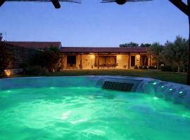 Holiday House with jacuzzi and sauna, viešbutis mieste Rovinis