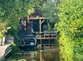 Casa aan de Plas, B&B met sauna en hottub of jacuzzi