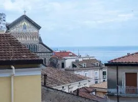 CASA ANNALU' in the historic center of Amalfi with 90 steps and sea view