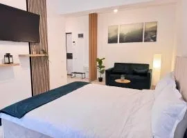 Verdant Retreat - Modern Cozy Studio