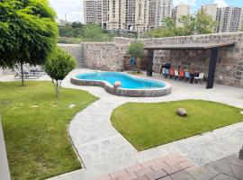 Cozy Apartment With The Best Patio and Swimming pool, hotel em Yerevan