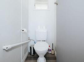 Dream Holiday Condo w Caravan Parking @ Kallangur, hotel i Kallangur