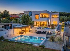 Villa Pergosa near Medulin for 8 persons with 38 m2 pool, sea view - only 200 meters from beach, hotel i Pomer