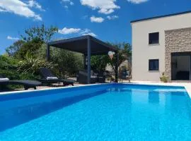 Lazy 8 Villa