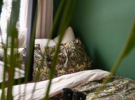 Elegant Design Studio with Pool, Sauna, and Private Parking, hotell i Laax