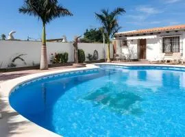 Apartamentos con piscina compartida WIFI y parking