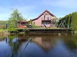 Domek nad stawem z balią i sauną