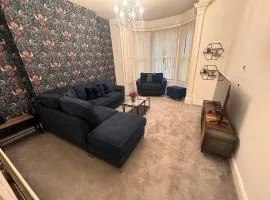 Modern 2-Bedroom Apartment - Heart of Douglas