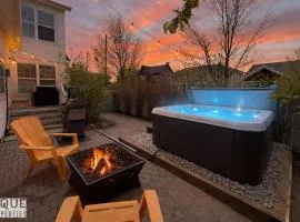 The Obsolete Suite - HotTub - King Bed - AC - Pet Friendly