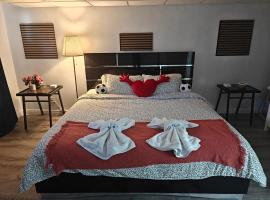 Spacious Basement Lower Suite 3BR Home Stay 1 King 2 Queen Beds 2 Car Parkings FIFA 2026, viešbutis mieste Pikeringas