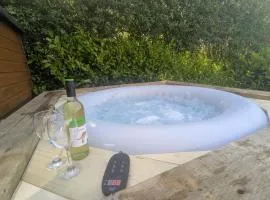 Relaxing Large King Room l 55inch TV l Hot Tub