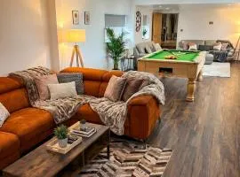 5 Bedrooms, Pool Table, Sleeps 10, Contractor Stays, Family Gatherings - Secure Free Parking