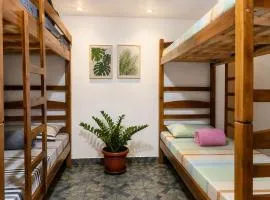 Hostel Goiabeiras com Piscina Próximo à Arena Pantanal