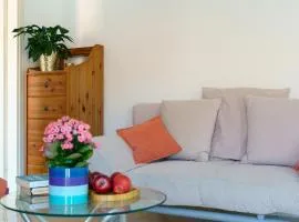 Cozy 1 bd a stone throw from sea