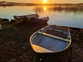 Domek nad jeziorem z łódką