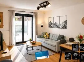 ENJOYHARRACHOV Atraktivní klidné studio 3 v centru Harrachova s parkováním, velkou terasou, Wifi-WLAN, SAT zdarma, možností dobíjení auta, výhledem do zahrady a na romantický kostelík jen 150m od lanovky