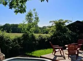 Roulotte avec jacuzzi - tiny house de la Ferme de la Chevêche