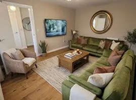 5 Bedrooms 3 Bathrooms Perfect for Groups and Contractors