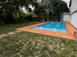 Cabaña con piscina iluminada amplias zonas verdes