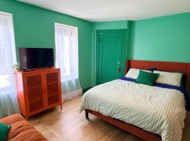 Cozy Colorful Condo - near Old Québec - parking, viešbutis mieste Kvebekas