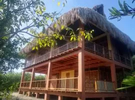 Refugio rodeado de manglar, aves, playa y mar