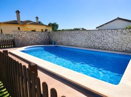 Chalet Piscina Privada Aire acondicionado Agua salada y vallada solo alquilamos a familias, Hotel in Conil de la Frontera