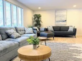 Sunny Hyannis beach retreat, walk to downtown, 3 bedrooms, sleeps 10