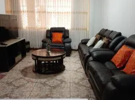 Apartamento Amoblado con Estacionamiento primer piso