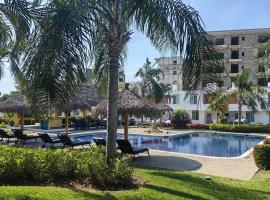 House with Terrace, Garden and Private Pool Access, hotel v mestu Bucerías
