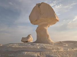 white and black desert: Bawati şehrinde bir otel