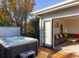 Idyllic Getaway - modern and stylish with private spa