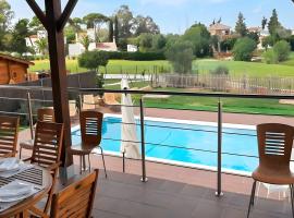 Chalet con Piscina Privada, Jardín y Gran Capacidad 18 personas: Chiclana de la Frontera'da bir otel