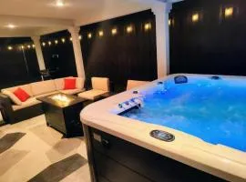 Resort-Style Home - Hot Tub, Mini Golf, Gym, 1G WiFi