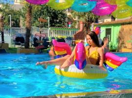 Casa Barbie Pool Hostel 3 Min Walk to Beach Please, hotell i Costinesti