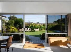 Oakura Oasis - ultimate beachside retreat
