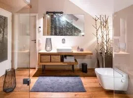 Stilvolles Wellnes-Refugium mit Privatsauna, Whirlwanne & Kamin im historischen Gut