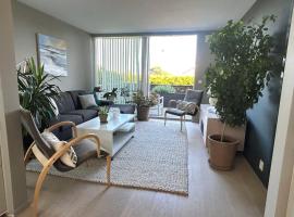 Lys leilighet med fine uteplasser - 2 soverom samt 2 soveplasser i åpent rom i andre etasje, hotel a Fredrikstad