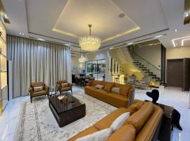 Luxury 5 BR Villa with Pool,Cinema Lekki, hotel di Lekki