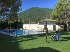 Esencia Pirineos PISICINA l BQQ l Tenis l Wifi, hotel di Biescas