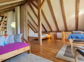 Helles Landhaus auf Waldlichtung
