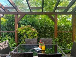 Bright 4 bedroom House with living room and work place Warsaw, Hotel in Warschau