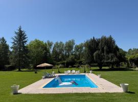 Chalet romantique Terrasse privée Île aux Palmiers, Hotel in Isles-lès-Villenoy