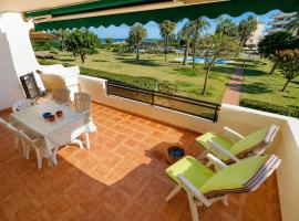 Apartamento Playa Grande D&eacute;nia en primera l&iacute;nea de playa con piscina y gran terraza by Family Homes, hotel em Denia